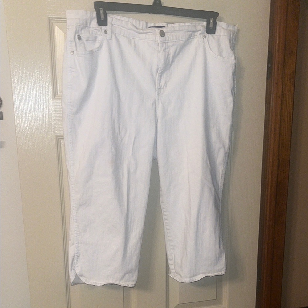 Bandolino White Capri Pants